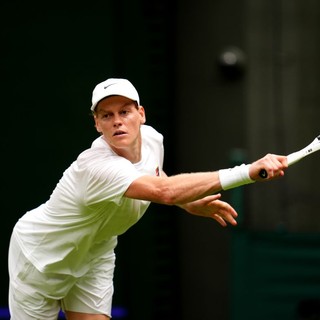 Sinner soffre al debutto a Wimbledon ma batte Kecmanovic in 5 set
