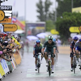 Secondo timbro al Tour per Milan, sprint vincente nella 17^ tappa