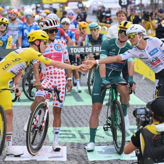 Al Tour pokerissimo di Pogacar, sui Campi Elisi vince Van Der Poel