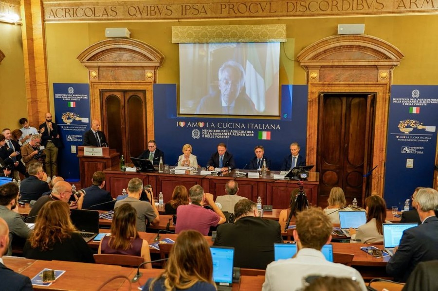 Al via la nuova edizione della “Carta Dedicata a Te”, 1000 euro per le famiglie Al via la nuova edizione della “Carta Dedicata a Te”, 1000 euro per le famiglie