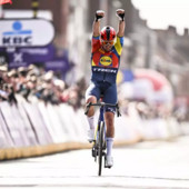 Terzo trionfo per Pedersen alla Gand-Wevelgem, Milan sul podio