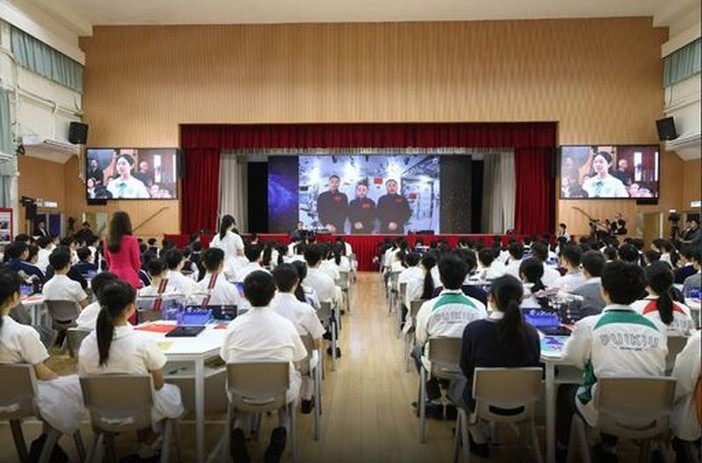 Cina, studenti a lezione di aerospazio con l’equipaggio della Shenzhou-23