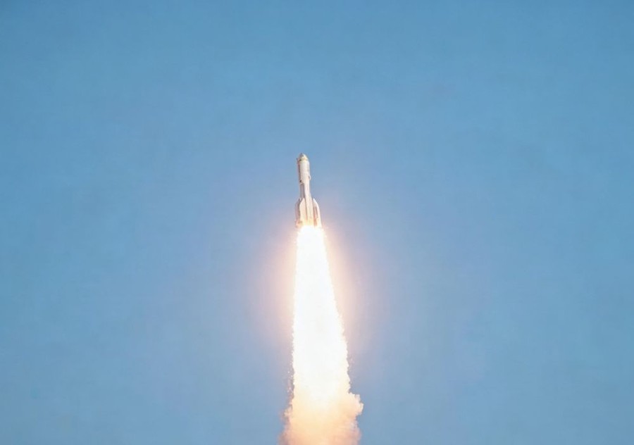 La Cina lancia in orbita nove satelliti dalle acque al largo di Shanghai La Cina lancia in orbita nove satelliti dalle acque al largo di Shanghai