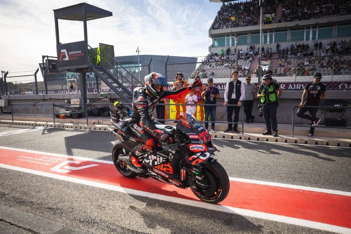 Pole position di Bezzecchi su Alex Marquez a Valencia, Bagnaia 16°