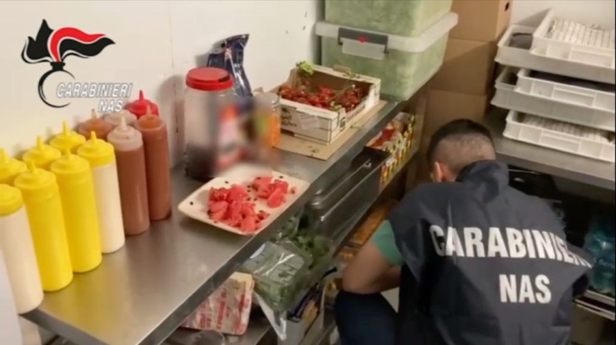 Controlli su corretta somministrazione acque nei bar, accertate 256 violazioni Controlli su corretta somministrazione acque nei bar, accertate 256 violazioni
