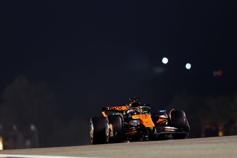 Piastri in pole in Bahrain davanti a Russell, terzo Leclerc