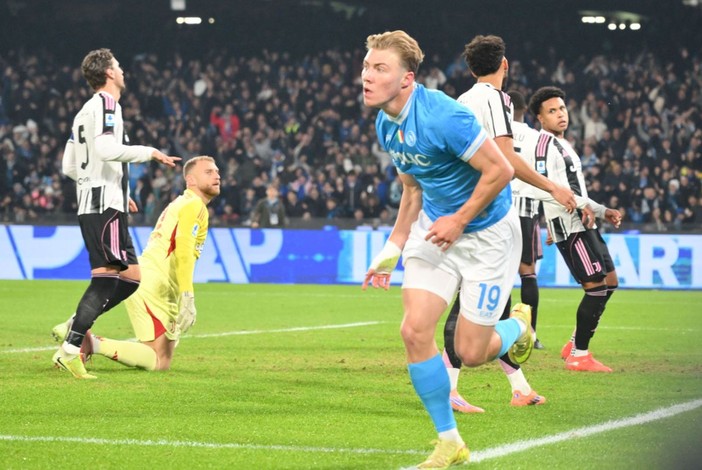 Il Napoli batte 2-1 la Juve e torna in vetta, doppietta di Hojlund Il Napoli batte 2-1 la Juve e torna in vetta, doppietta di Hojlund