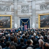 Trump giura da presidente “L’età dell’oro degli Stati Uniti inizia ora”
