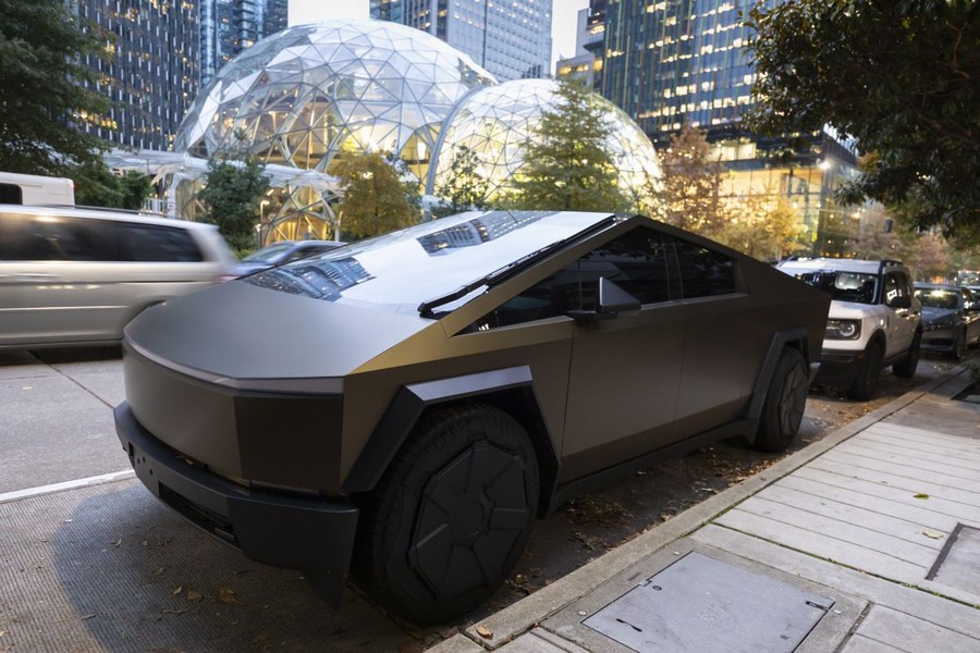 Tesla, sistema guida autonoma salva automobilista USA da scontro frontale notturno