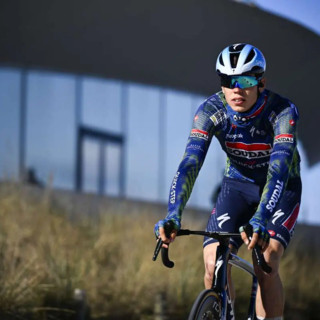 Magnier vince in volata a Burgas, è la prima maglia rosa del Giro