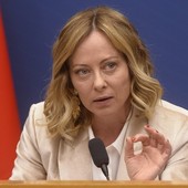 Meloni “Panico più dannoso dei dazi”. Il 17 aprile l’incontro con Trump