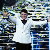 Sanremo, vince Sal Da Vinci. Passaggio di testimone Conti-De Martino Sanremo, vince Sal Da Vinci. Passaggio di testimone Conti-De Martino