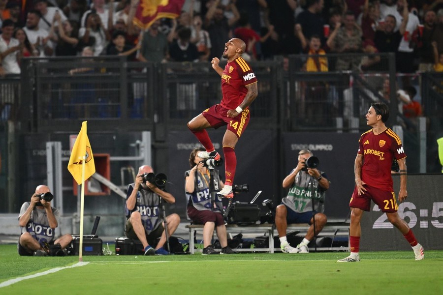 Tre volte Dybala-Malen, poi Pisilli: la Roma piega la Fiorentina