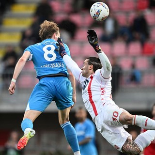 Il Napoli fatica ma batte il Monza, agganciata l’Inter