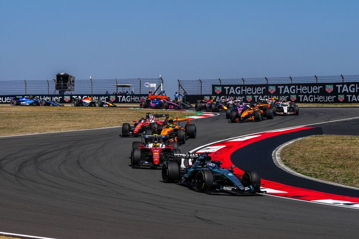 Russell vince la sprint race in Cina davanti a Leclerc e Hamilton Russell vince la sprint race in Cina davanti a Leclerc e Hamilton