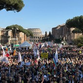Conte “100 mila in piazza, no a folle piano di riarmo”