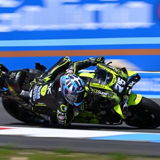 Fernandez vince la sprint di Assen, terzo Di Giannantonio davanti a Bezzecchi