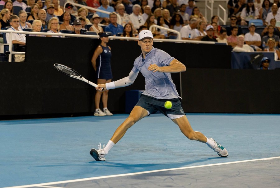 Buona la prima a Doha di Sinner, battuto Machac in due set