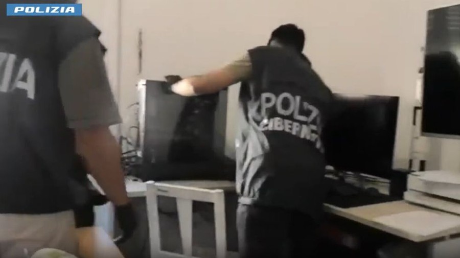 Arrestati per pedopornografia 17 membri di una rete transnazionale Arrestati per pedopornografia 17 membri di una rete transnazionale