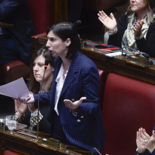 Schlein “Governo Meloni vive chiuso nel palazzo, no a larghe con intese con FI”