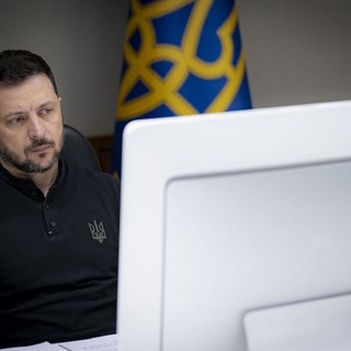 Telefonata Zelensky-Leone XIV, presidente ucraino invita papa a Kiev