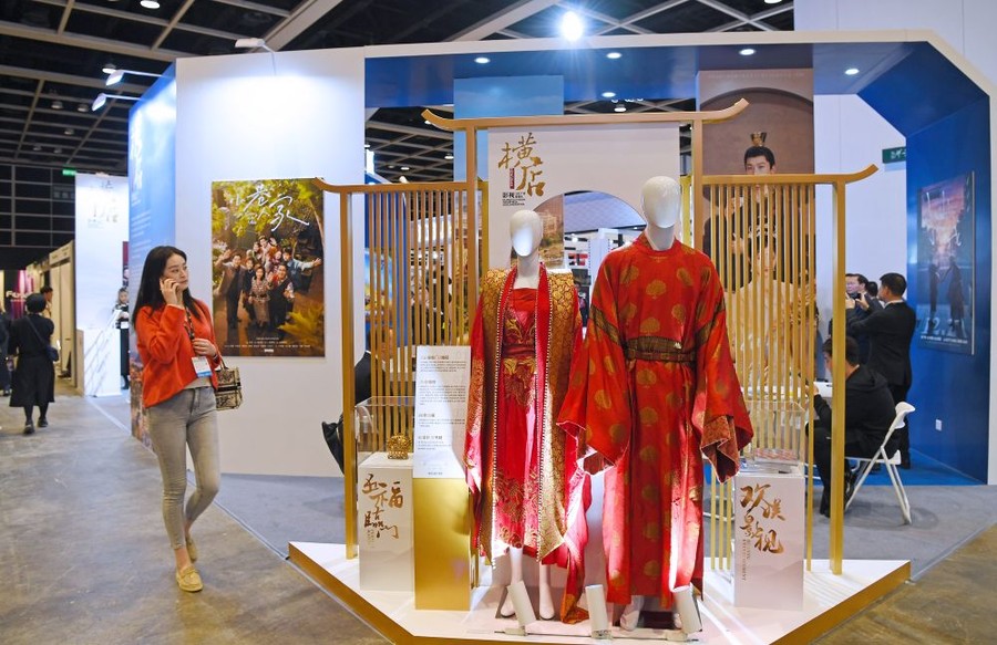 I turisti diventano attori di fiction nella “Hollywood cinese” di Hengdian I turisti diventano attori di fiction nella “Hollywood cinese” di Hengdian
