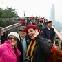 Cina, turisti italiani sperimentano la nuova passerella sospesa di Chongqing