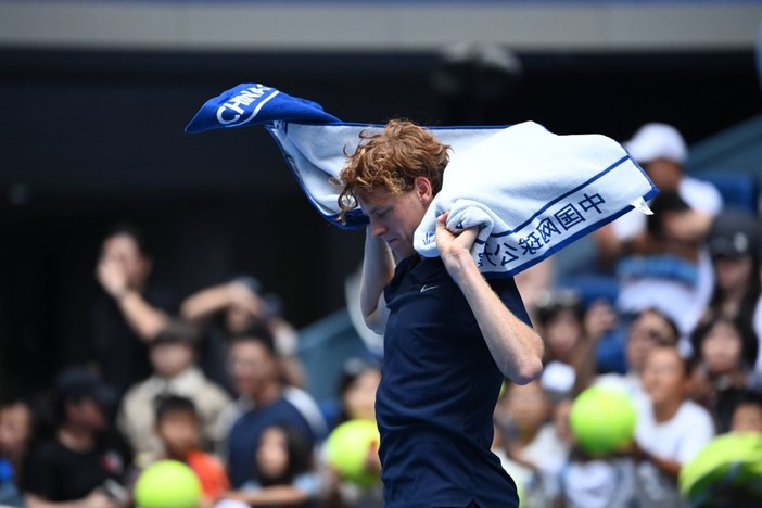 Crampi per Sinner a Shanghai: si ritira al 3° contro Griekspoor Crampi per Sinner a Shanghai: si ritira al 3° contro Griekspoor