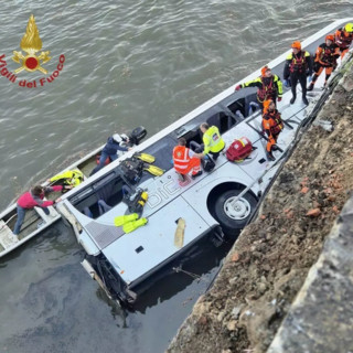 Bus turistico precipita dal ponte in centro a Torino, morto autista