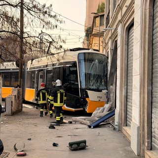 Tram deragliato a Milano. Un morto e 20 feriti