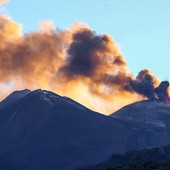 Etna, fontana di lava dal cratere voragine e voli dirottati Etna, fontana di lava dal cratere voragine e voli dirottati