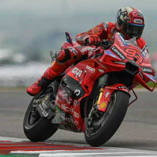Marc Marquez vince anche la sprint in Qatar, male Bagnaia