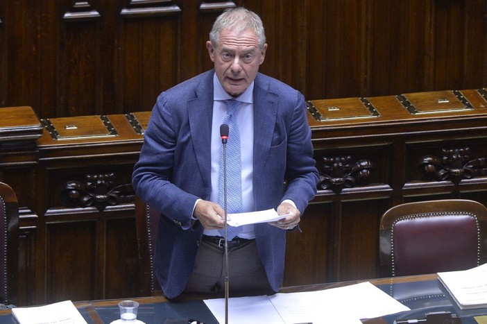 Data center, ok Cdm a strategicità per due investimenti. Urso “Italia attrattiva” Data center, ok Cdm a strategicità per due investimenti. Urso “Italia attrattiva”