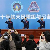 Cina, conferite medaglie ai tre astronauti della missione Shenzou-20 Cina, conferite medaglie ai tre astronauti della missione Shenzou-20