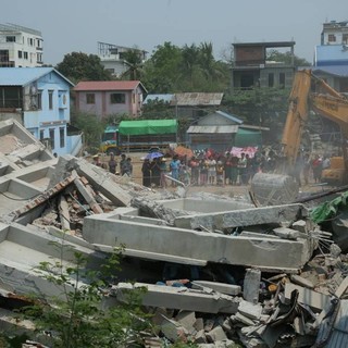In Myanmar si scava tra macerie alla ricerca di sopravvissuti al terremoto