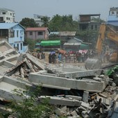 In Myanmar si scava tra macerie alla ricerca di sopravvissuti al terremoto