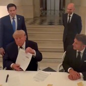 Trump firma l’accordo, Teheran conferma. Hormuz riaperto subito Trump firma l’accordo, Teheran conferma. Hormuz riaperto subito
