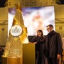 Ferrero Rocher illumina il Natale di Milano, piramide dorata a Piazza San Carlo Ferrero Rocher illumina il Natale di Milano, piramide dorata a Piazza San Carlo