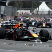 Verstappen trionfa in Azerbaijan, out il leader Piastri