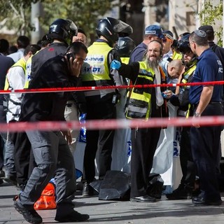 Attentato a Gerusalemme, 4 morti e almeno 15 feriti. Uccisi 2 terroristi