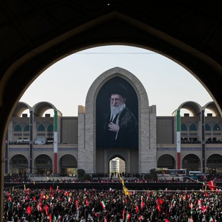 In migliaia a Teheran per la cerimonia funebre di Ali Khamenei