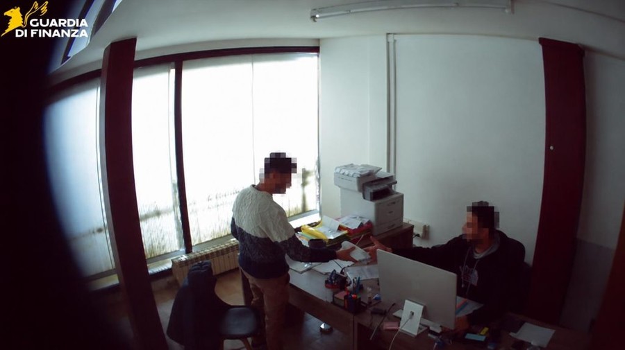 Scoperta maxi frode fiscale da 200 milioni in Lombardia, 8 arresti Scoperta maxi frode fiscale da 200 milioni in Lombardia, 8 arresti