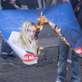 Corteo a Roma, bruciate immagini con Meloni e Nordio Corteo a Roma, bruciate immagini con Meloni e Nordio