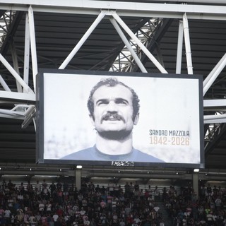 Tifosi di spalle durante il minuto di silenzio per Mazzola, Juventus multata