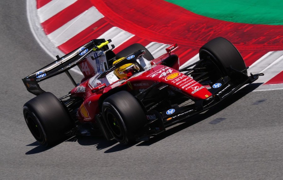 Trionfo Ferrari a Barcellona: vince Hamilton su Russell, Antonelli e Leclerc out Trionfo Ferrari a Barcellona: vince Hamilton su Russell, Antonelli e Leclerc out